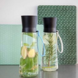 Vattenflaskor i glas som julklappar till anställda